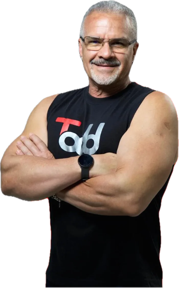 William Todd, entrenador y fundador, de brazos cruzados