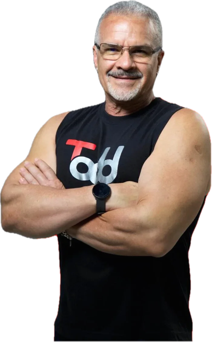 William Todd, entrenador y fundador, de brazos cruzados